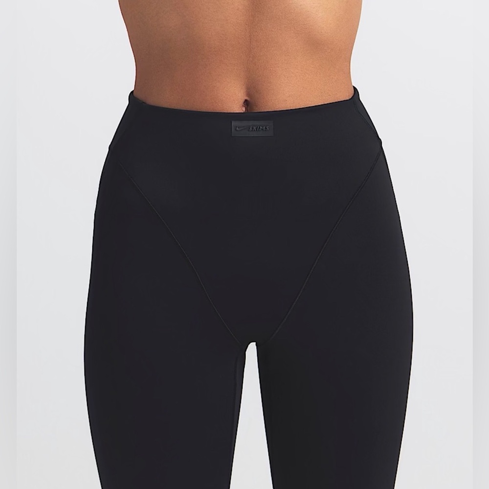 NikeSKIMS Matte High/waisted V-line 26” legging
